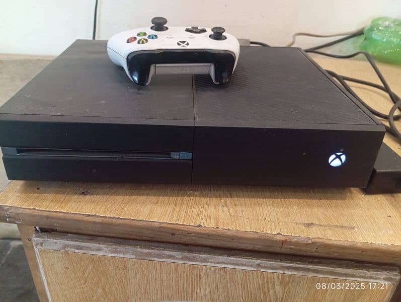 Xbox one with Xbox one S controller 0