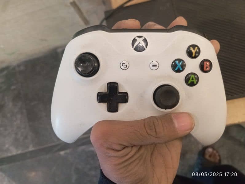 Xbox one with Xbox one S controller 3