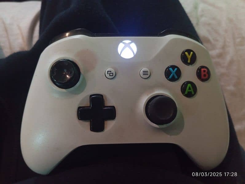 Xbox one with Xbox one S controller 5