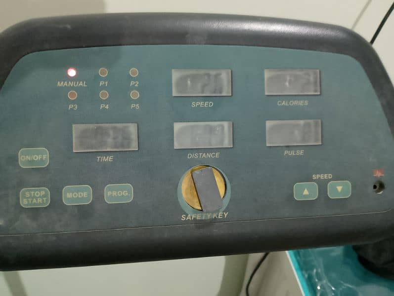 treadmill in good condition 1