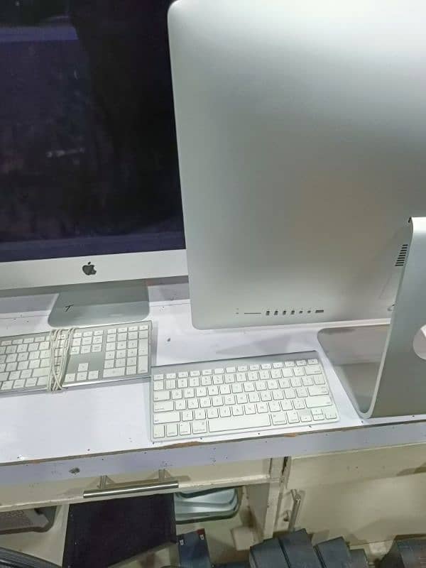 Apple iMac 2017 in 21 inches with 8 gb ram,1tb hard drive 10/10 0