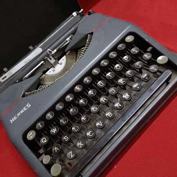 Typewriter . Hermes Round key vintage Modil 2