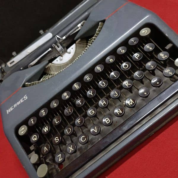 Typewriter . Hermes Round key vintage Modil 3