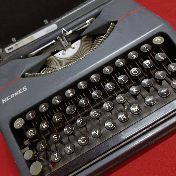 Typewriter . Hermes Round key vintage Modil 4