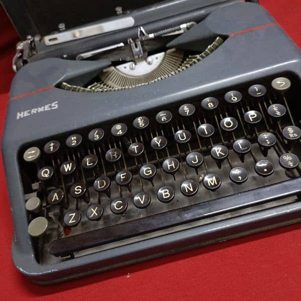 Typewriter . Hermes Round key vintage Modil 5