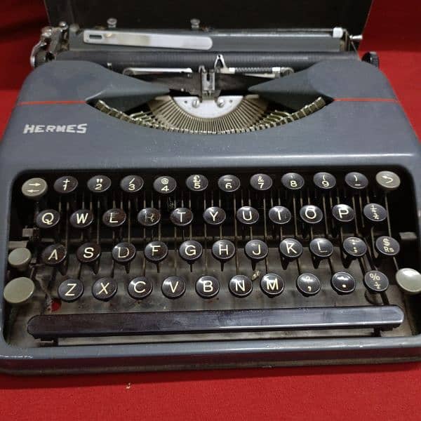 Typewriter . Hermes Round key vintage Modil 6