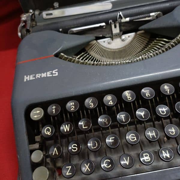 Typewriter . Hermes Round key vintage Modil 7