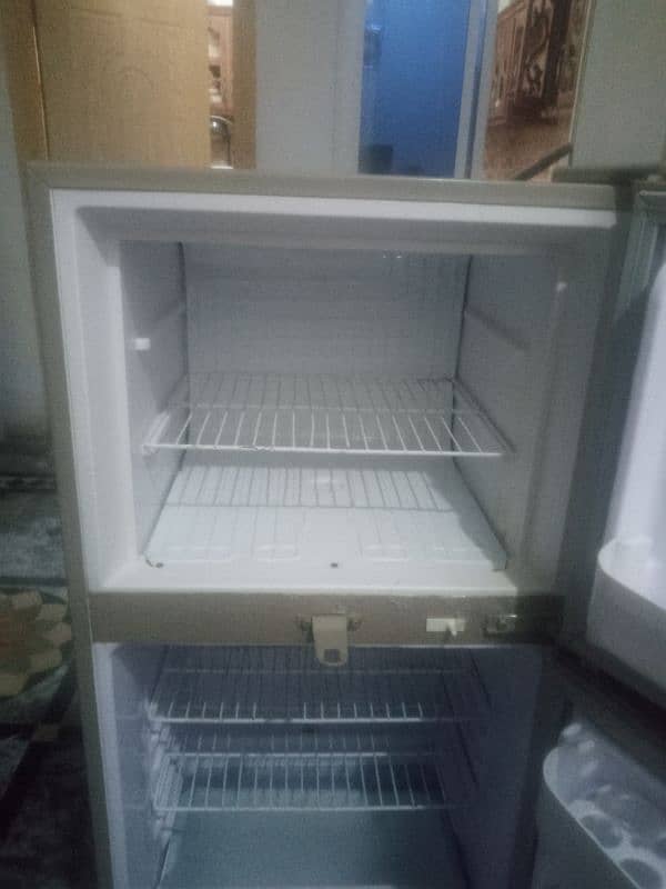 Waves company ka chlta Howa fridge good condition 6