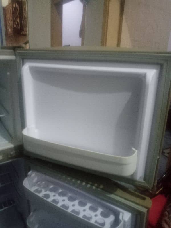 Waves company ka chlta Howa fridge good condition 8