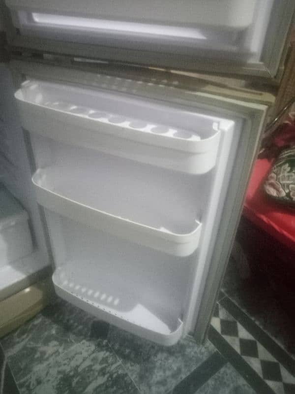 Waves company ka chlta Howa fridge good condition 9