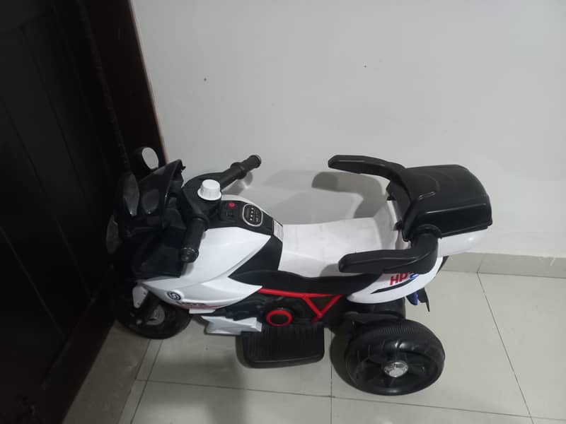 Kid bike in white n black. color 1