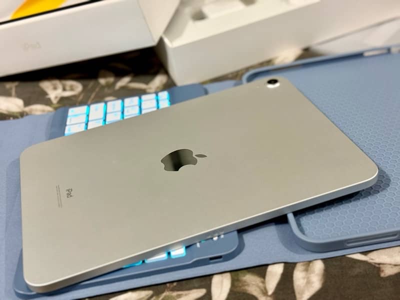 Apple iPad 10th Generation in Warranty 3