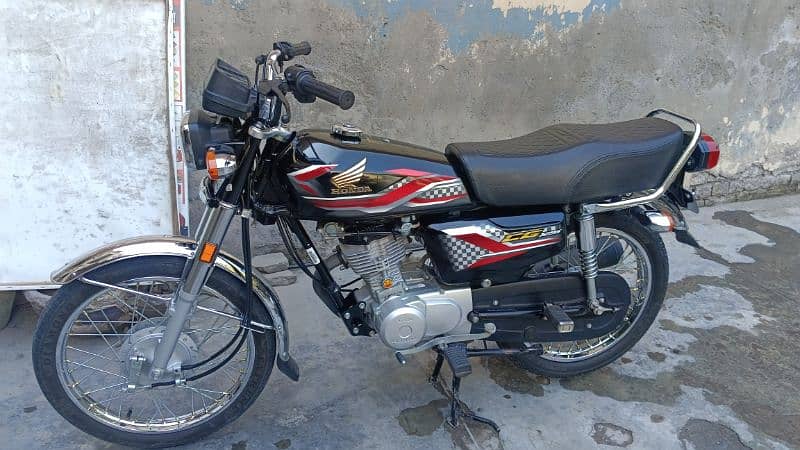 Honda 125 black 1 hand use urgent sale 0