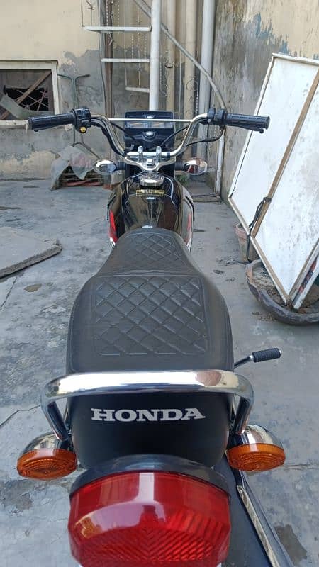 Honda 125 black 1 hand use urgent sale 1