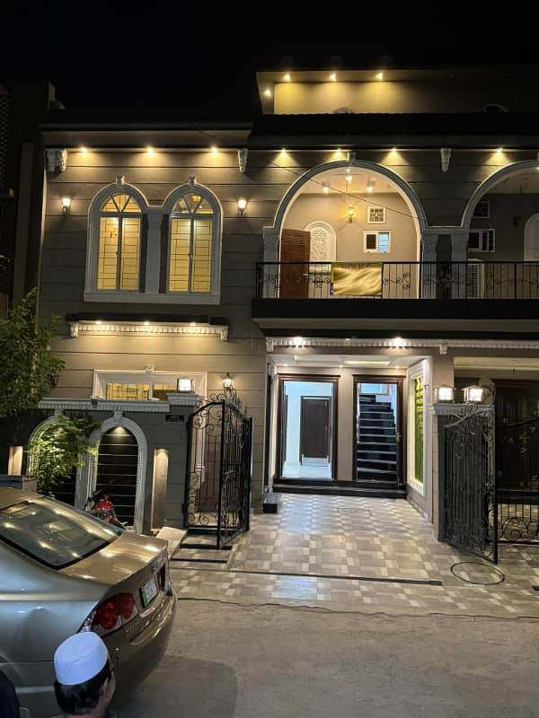 Luxury in a 5 Marla Modern Masterpiece for Sale in Izmir Town, Lahore 0