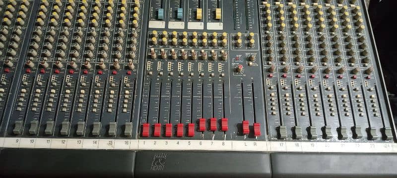 GL 3000 ALLEN,& HEATH 24 channel mixer console usable working 0