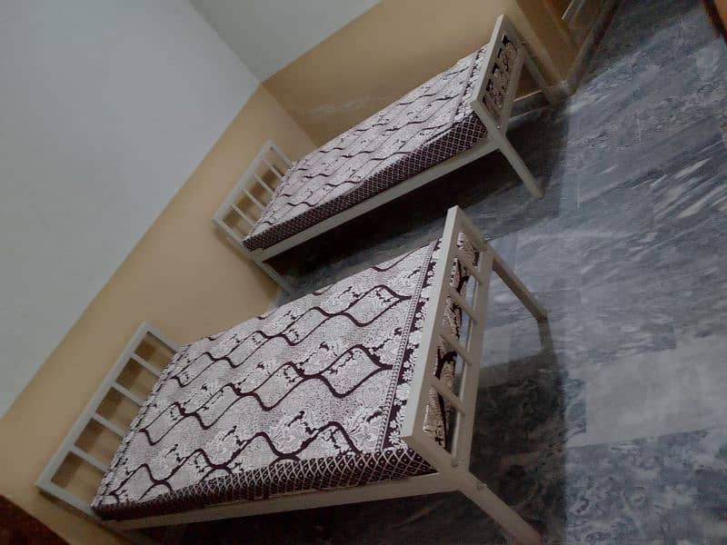 40 ROOMS WITH ATTACHED BATH AVAILABLE FOR RENT. 3