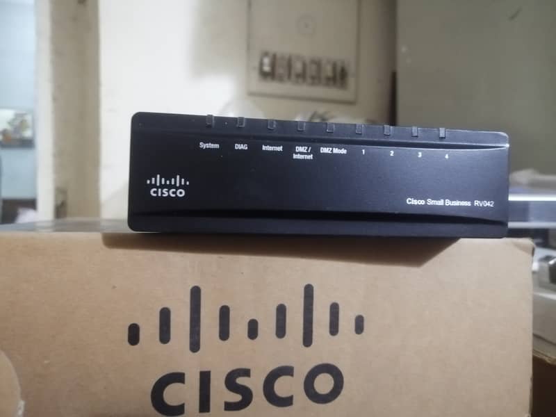 Cisco 10/100 4Port VPN ROUTER RV042 2