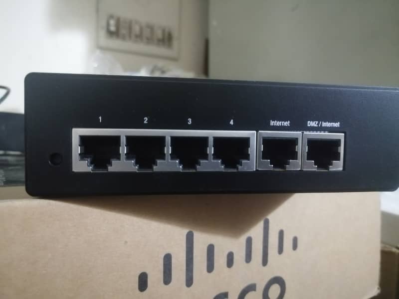 Cisco 10/100 4Port VPN ROUTER RV042 6