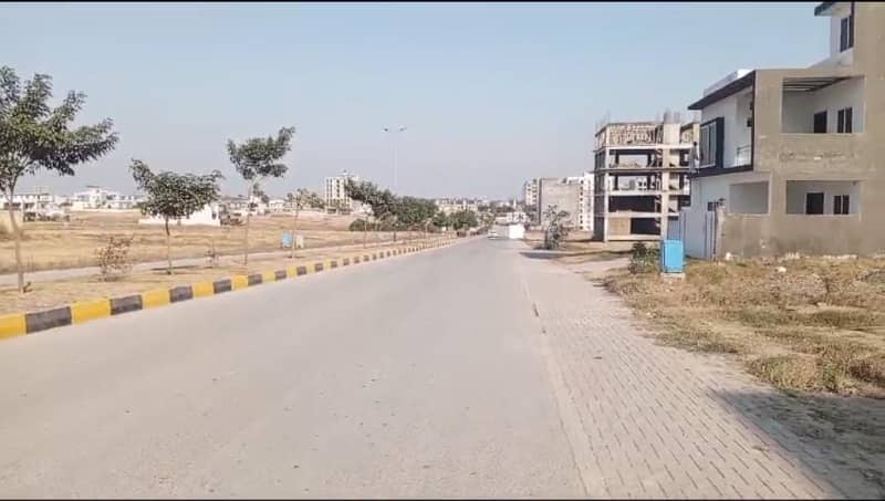 10 Marla Prime Location Plot for Sale in Mumtaz City Investor Rate! 1