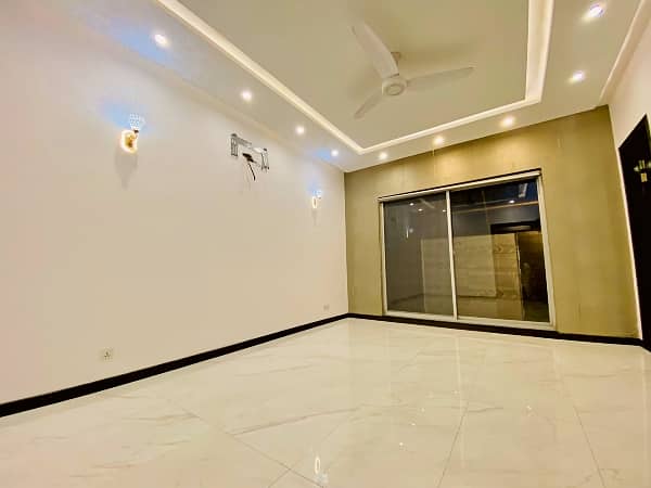 1 Kanal Full House For Rent in DHA Phase 6 Prime Location Near Dolmen Mall 10