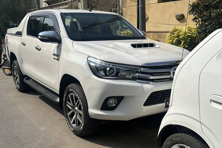 Toyota Hilux 2017 REVO V CRUISETRONIC 13