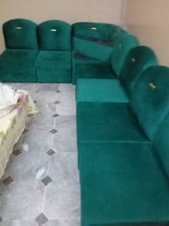 7 seters sofa with 1 table.