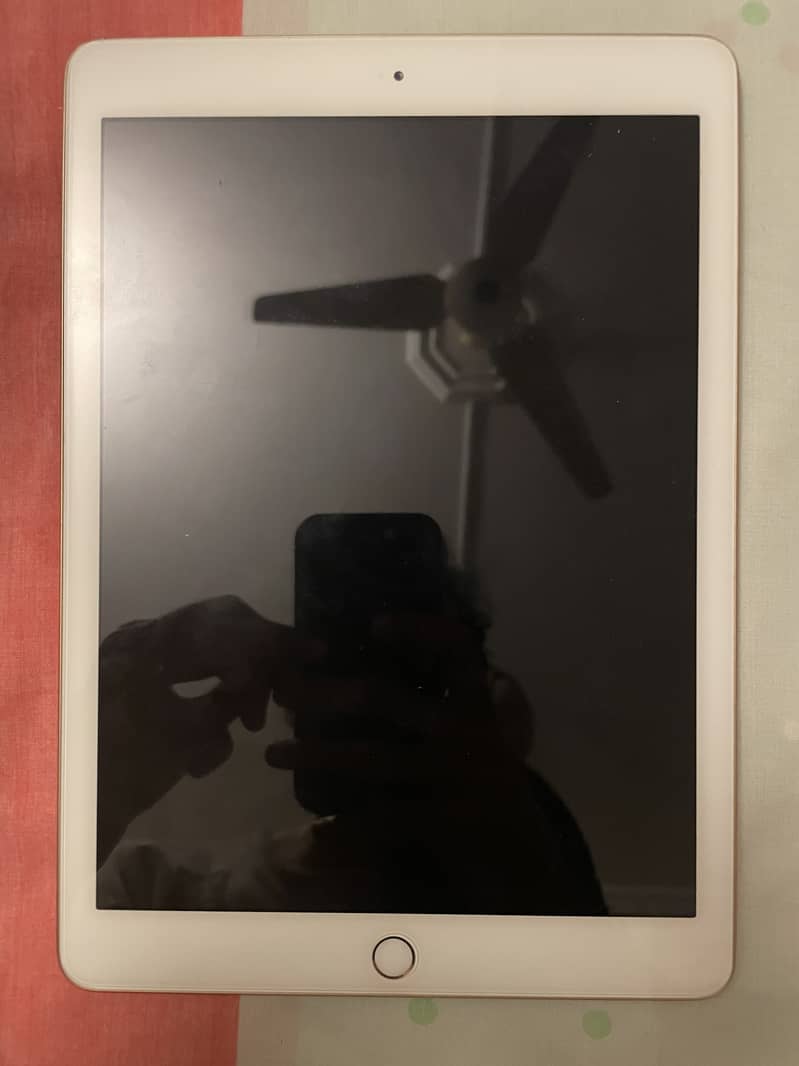 iPad 6th Generation in 9/10 Condition 0