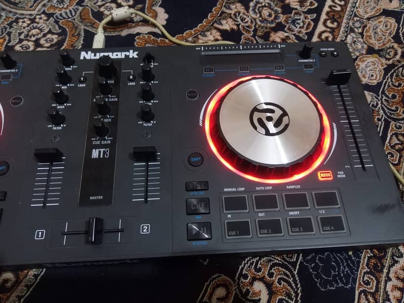 Numark Mixtrack Pro 3 AllInOne DJ Controller for Serato D 1