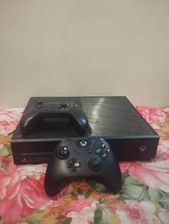 Xbox 1, 1 tb with 2 wireless controllers