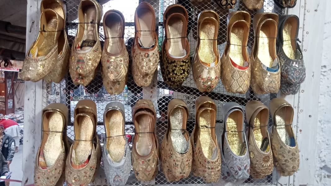 all Kinds Casual Slippers available 18