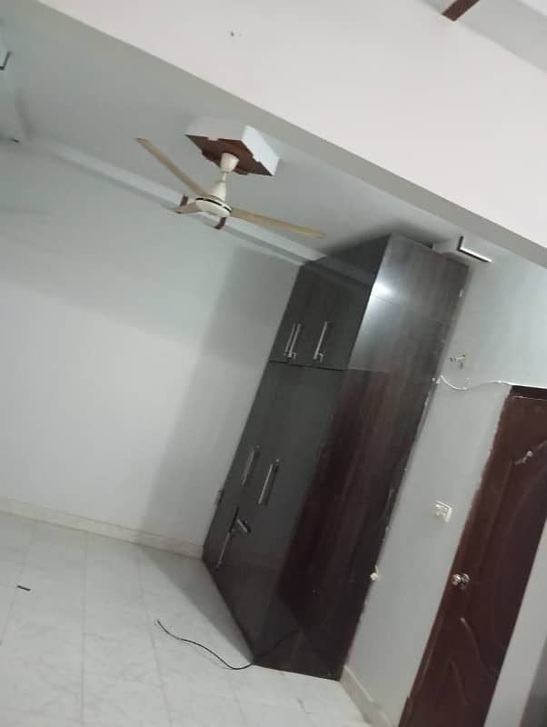 Lease 5 Room ( 3 bed Dd) Portion Available for Sale Good Condition 45 K Rental Income Gulistan e Johar Block 2 9