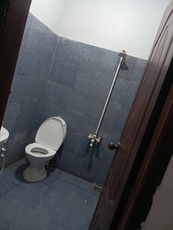 Lease 5 Room ( 3 bed Dd) Portion Available for Sale Good Condition 45 K Rental Income Gulistan e Johar Block 2 11