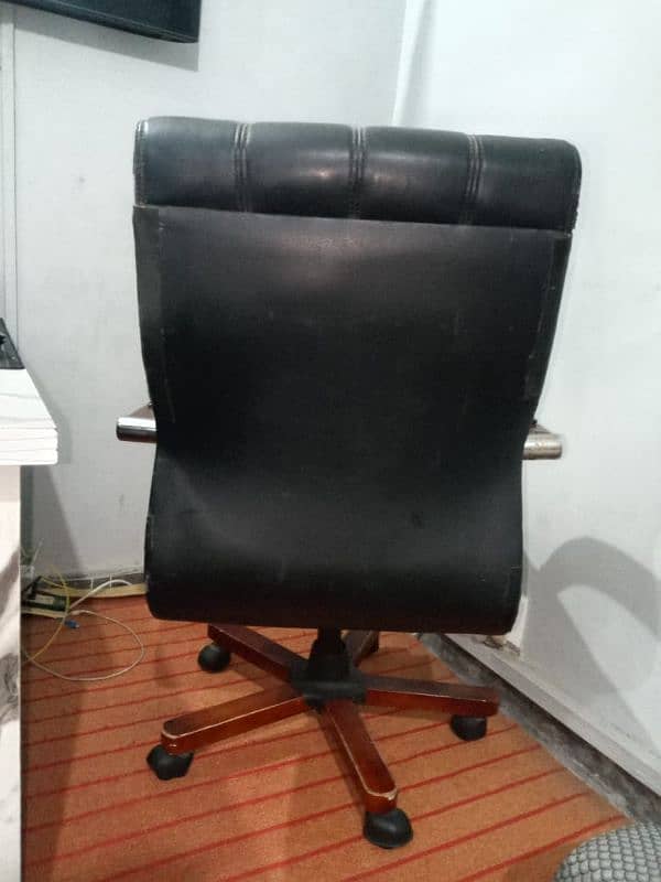 Office chair black color 1