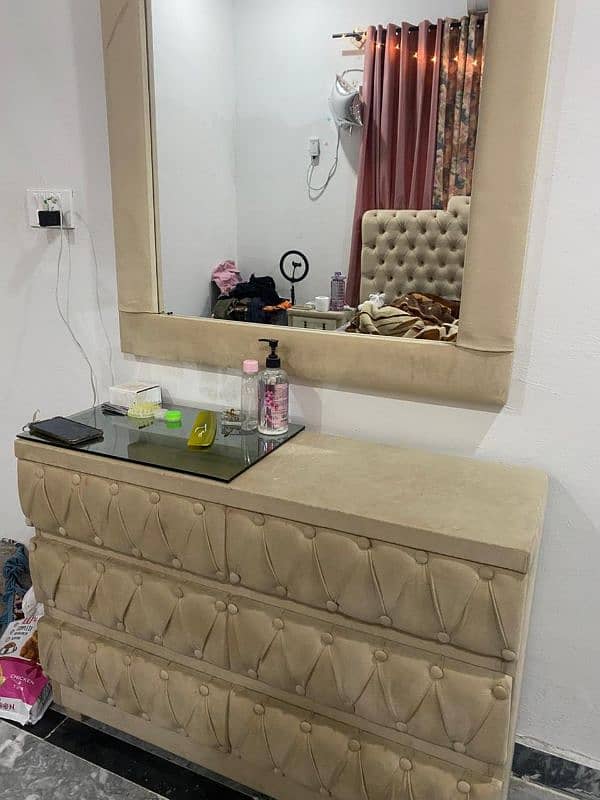 Off white dressing table for sale JUST LIKE NEW 0