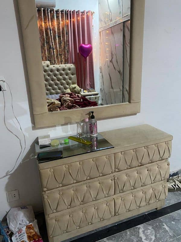 Off white dressing table for sale JUST LIKE NEW 1