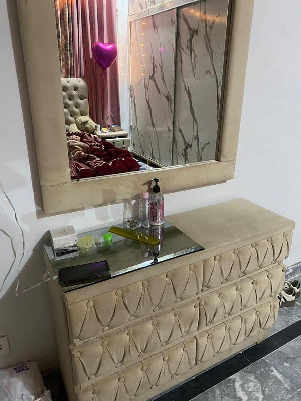 Off white dressing table for sale JUST LIKE NEW 2