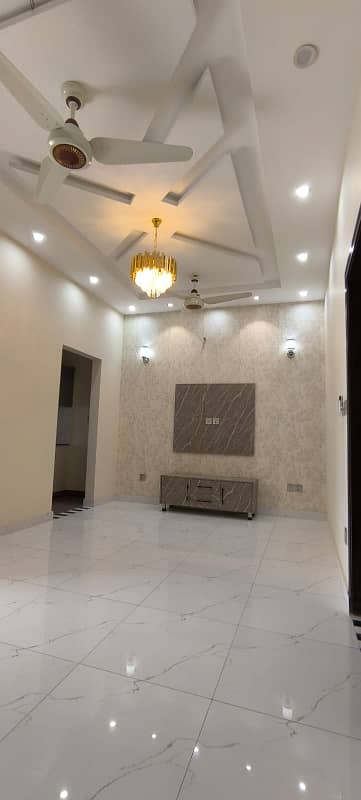 Spacious 10 Marla House Upper Portion avialable for Rent 3