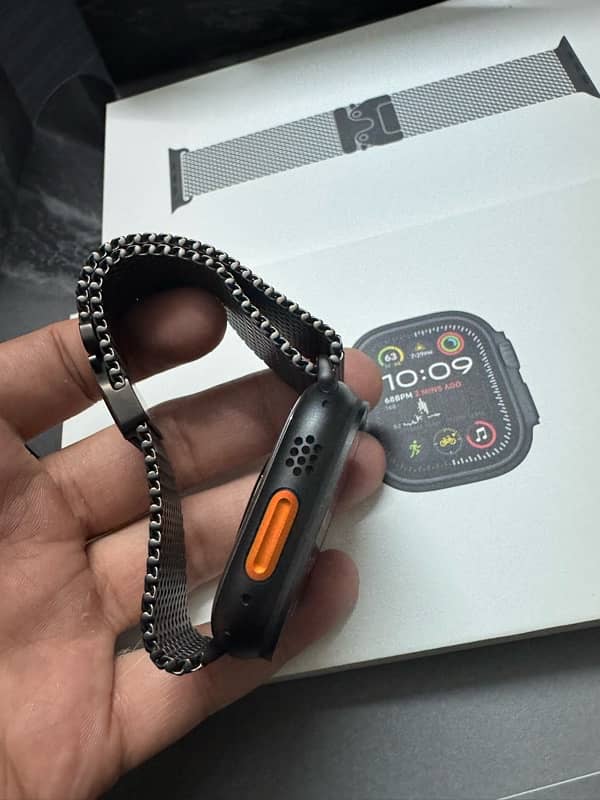 Apple Watch Ultra 2 Black Titanium 1