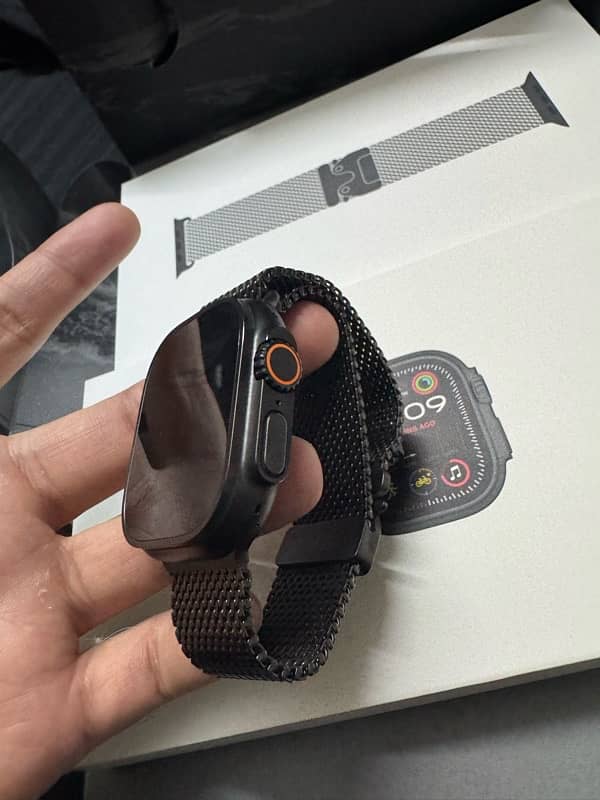 Apple Watch Ultra 2 Black Titanium 3