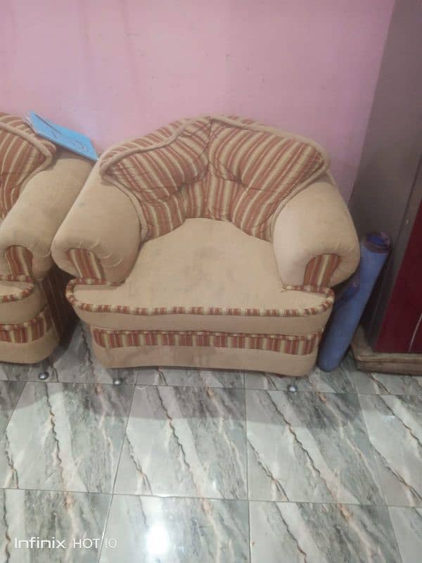 7 seater sofa set. . good condition condition 10/8 urgent sale 2