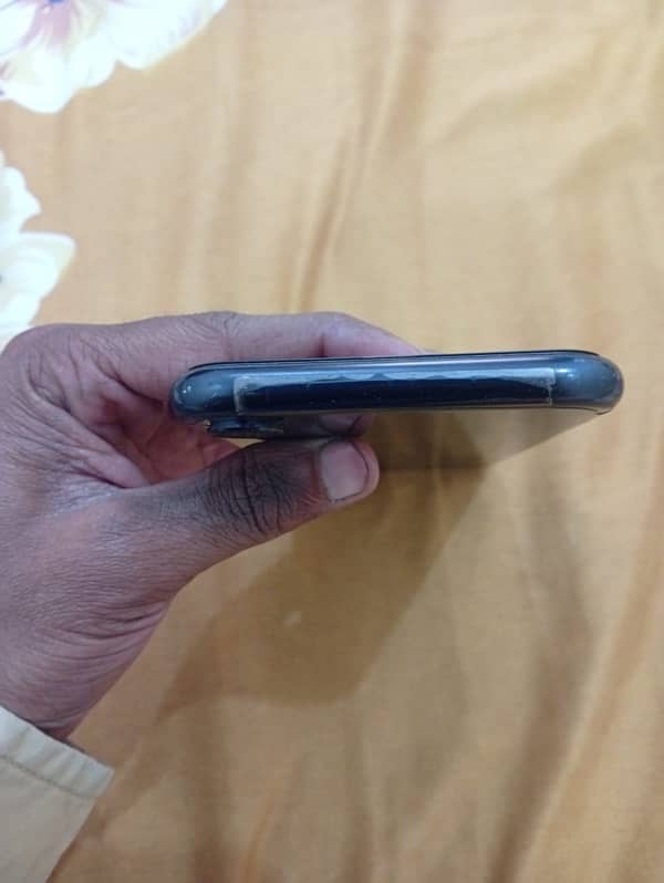 iPhone XR 64Gb Black 2