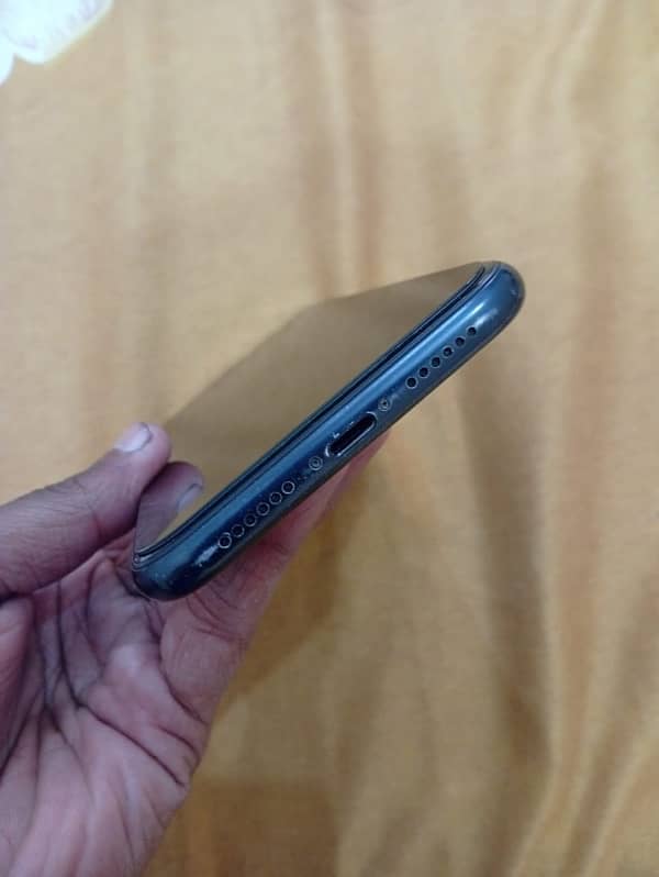 iPhone XR 64Gb Black 3