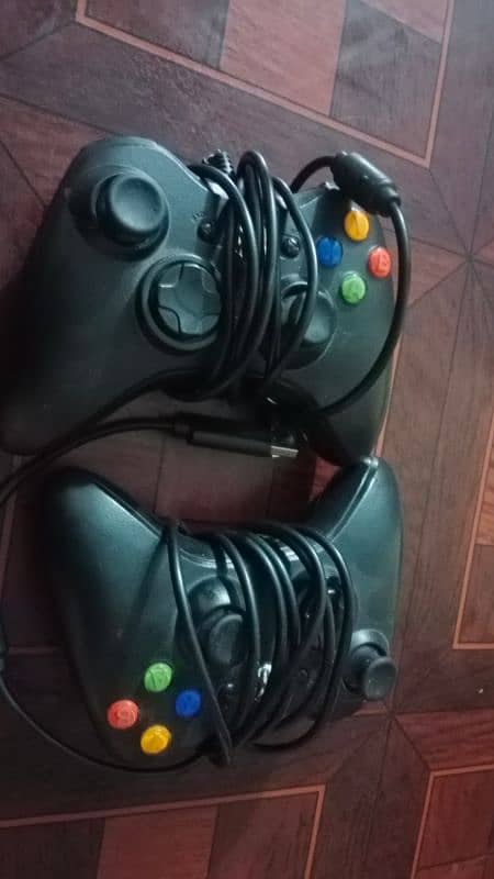 2 XBOX 360 CONTROLLERS WORKING 2