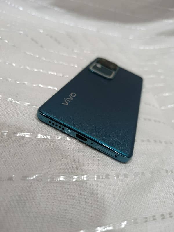 Vivo V30 Green 12GB/256GB - Like New, Original Box & Charger 4