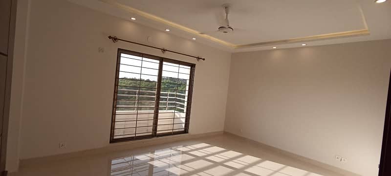 Spacious 3-Bed Apartment for Sale in Askari 13, Rawalpindi Scenic Views - Prime Location 7