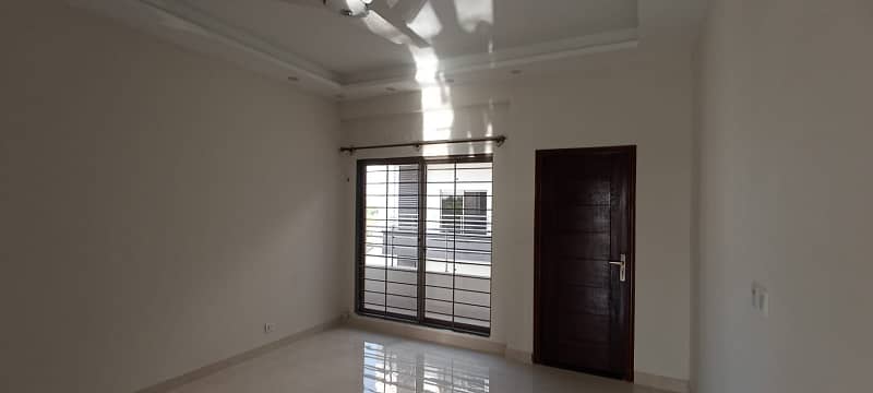 Spacious 3-Bed Apartment for Sale in Askari 13, Rawalpindi Scenic Views - Prime Location 11