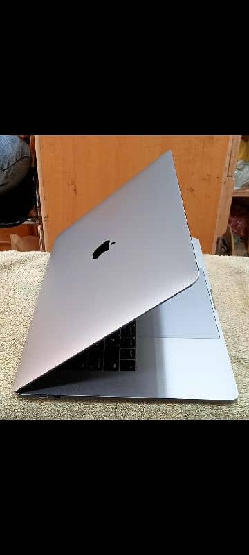 MacBook Pro 2017 Core i7 16GB 512GB 2GB / 4GB Graphics Display A1707 11