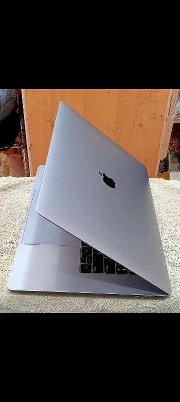 MacBook Pro 2017 Core i7 16GB 512GB 2GB / 4GB Graphics Display A1707 12