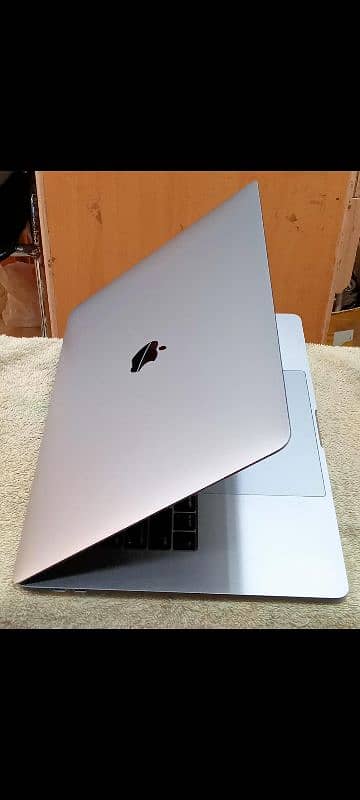 MacBook Pro 2017 Core i7 16GB 512GB 2GB / 4GB Graphics Display A1707 14